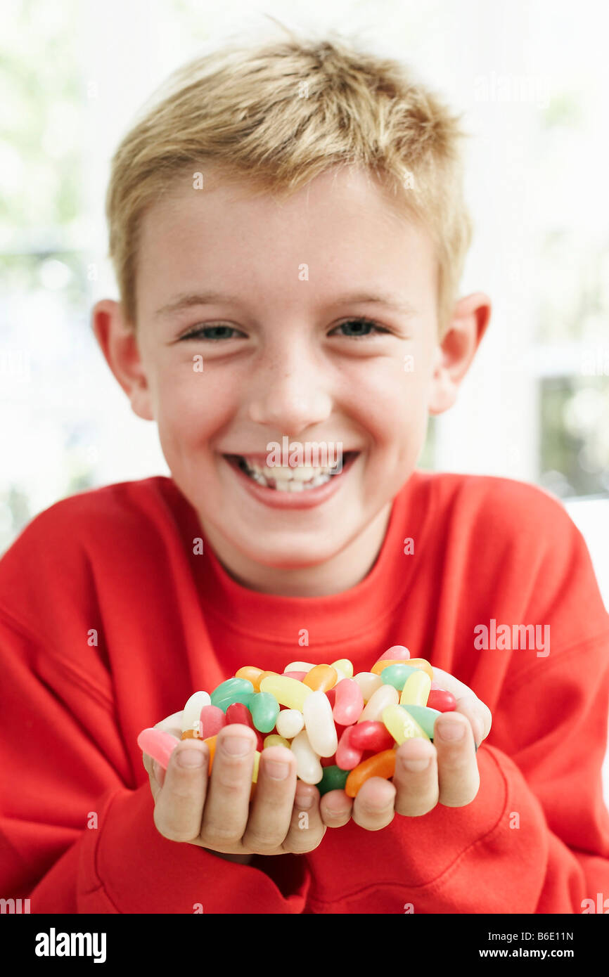 Boy Holding Süßigkeiten. Er ist sechs Jahre alt. Stockfoto