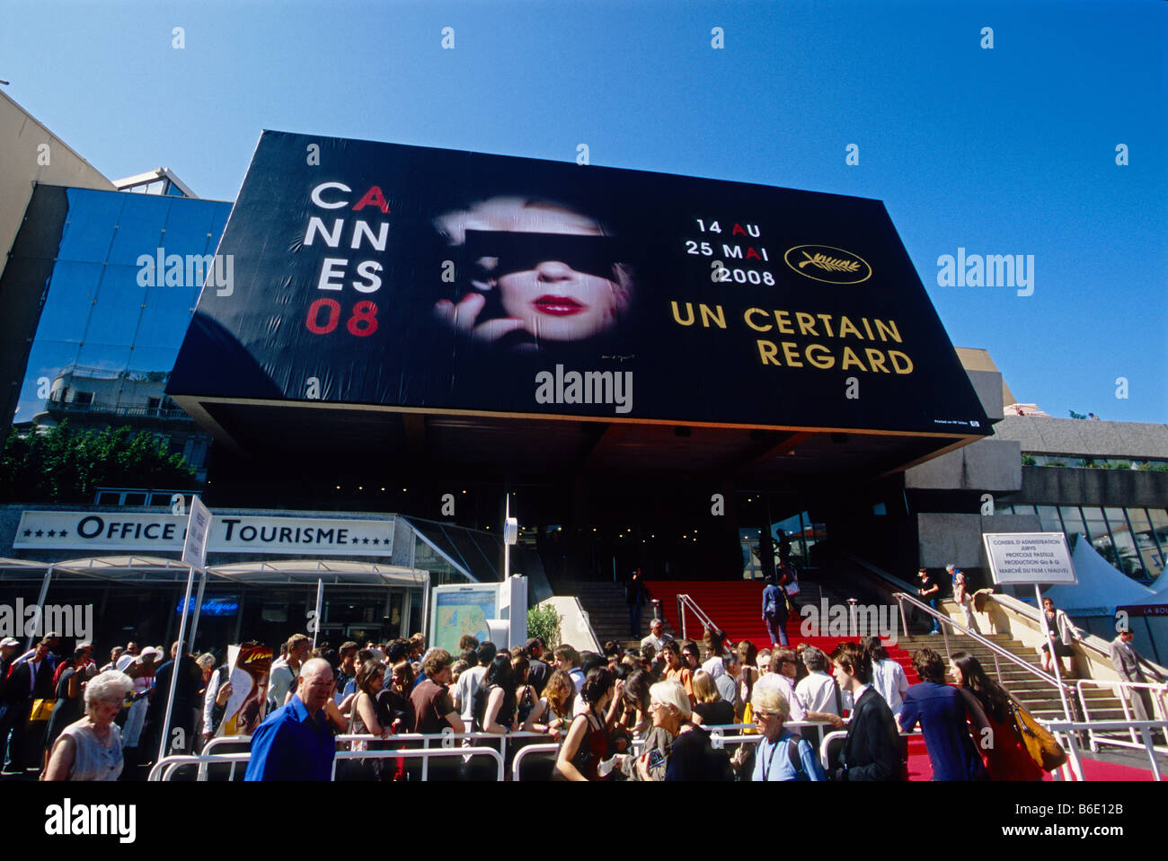 Menschen warten, um im Cannes Film Festival Palast Stockfoto