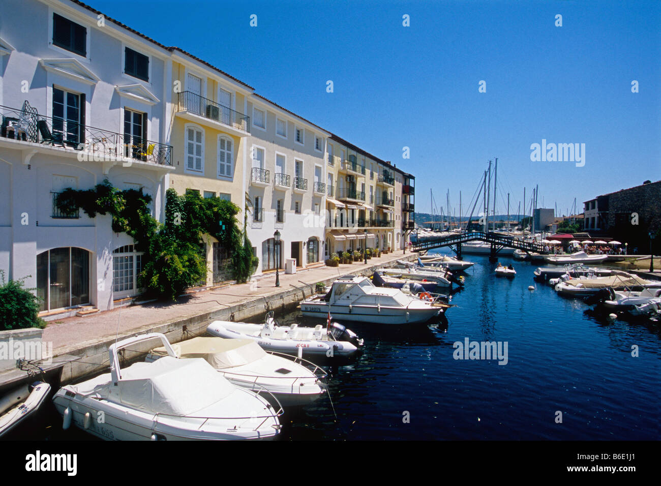 Vor Anker Boot in einem Kanal von Port Grimaud Village Stockfoto