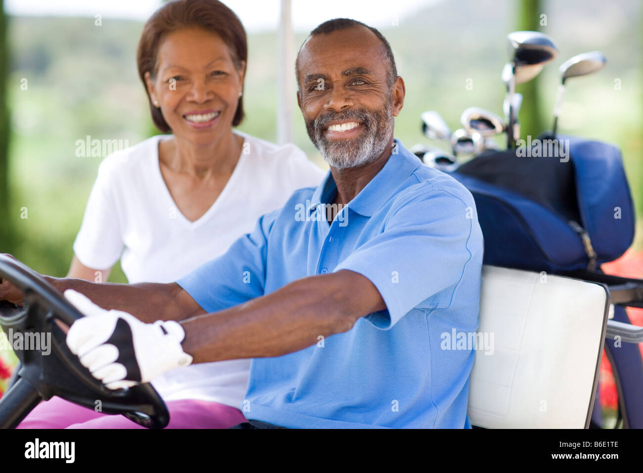Golf-Spieler. Mann und Frau mit einem Golfwagen während einer Runde Golf. Stockfoto