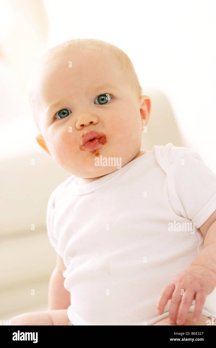 Baby 3 Monate Immer Faust Im Mund Baby food around mouth -Fotos und -Bildmaterial in hoher Auflösung – Alamy