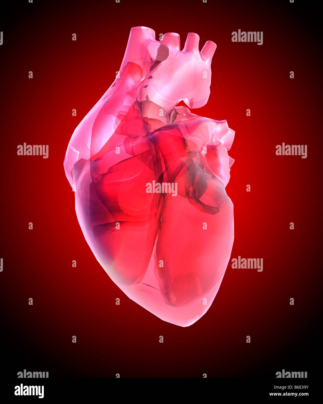 Herz aus Glas vor rotem Hintergrund Stockfoto