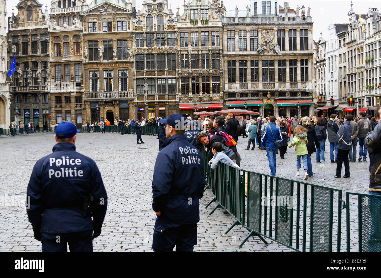 Belgische Polizei ergreift vorbeugende Maßnahmen vor Rathaus, für VIP-Besucher in Grand Place, Brüssel, Belgien. April 2008 Stockfoto