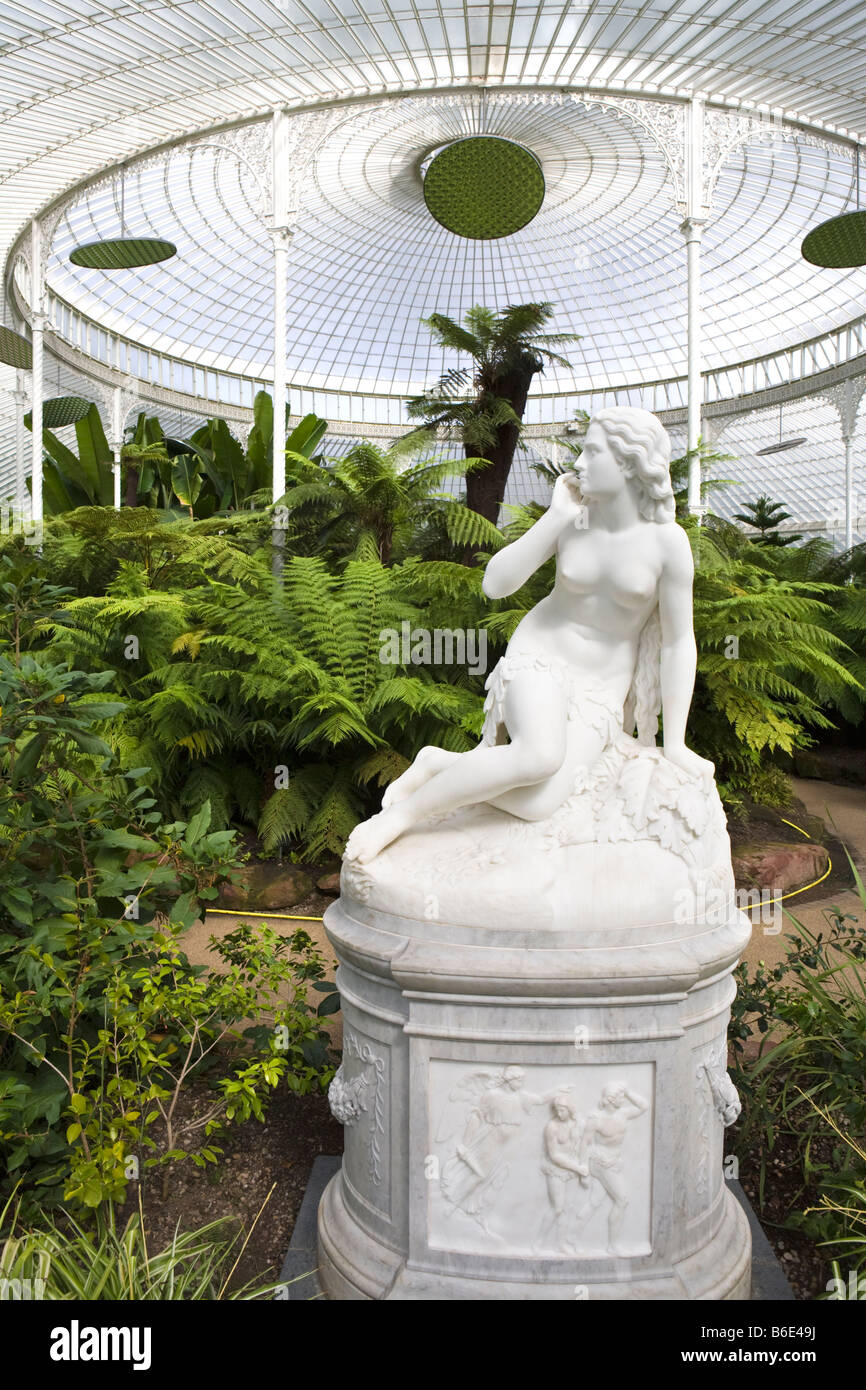 Die Marmorstatue von Eve im restaurierten Kibble Palace Gewächshaus im Botanischen Garten Glasgow, Glasgow, Schottland Stockfoto