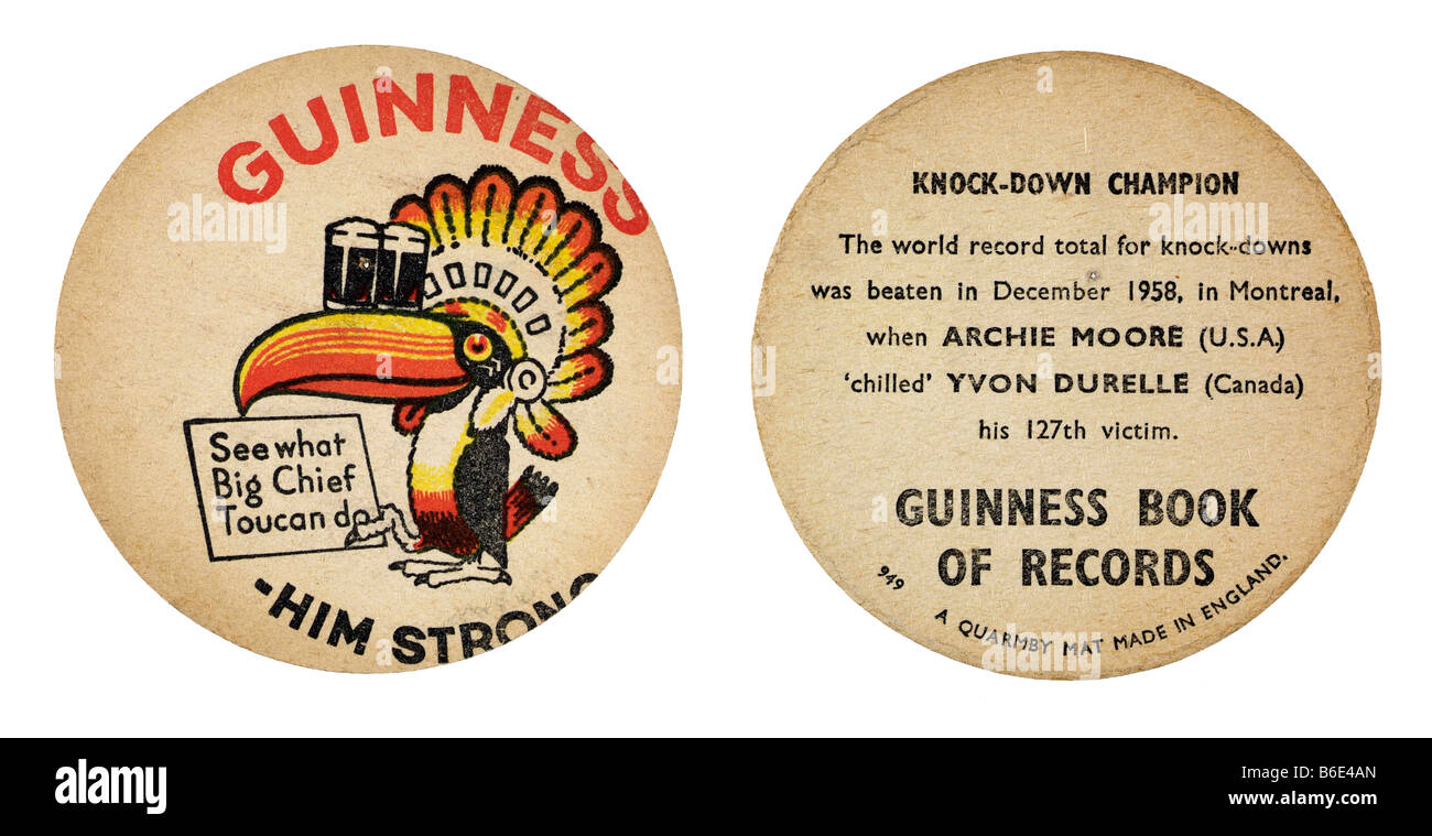 Guinness-Knock down-simGangster Achterbahn Rest Gläser Bier trinken Gaststätten Vereinigtes Königreich Tabellen schützen Papier absorbieren Spill Stockfoto