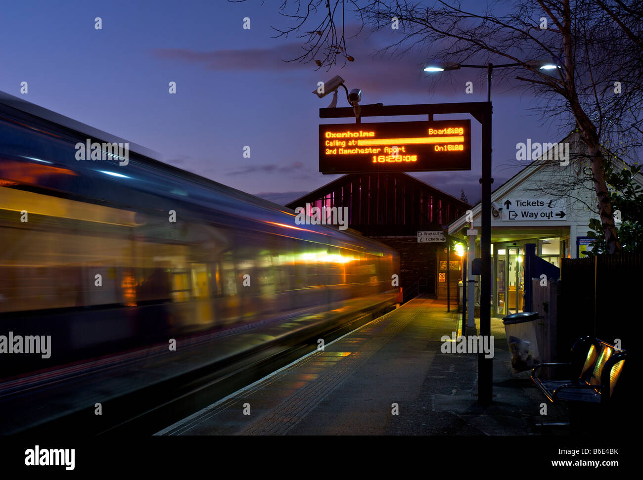Zug ziehen sich aus Bahnhof Windermere, Lake District National Park, Cumbria, England Großbritannien Stockfoto