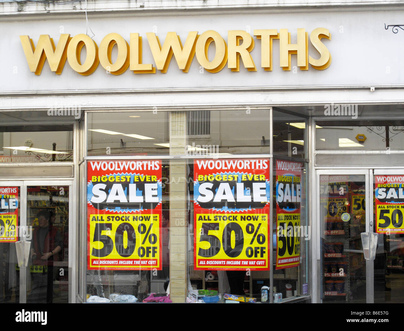 Woolworths speichern in Malvern, Worcestershire am ersten Tag eines Shop-Schließung-Verkauf Stockfoto