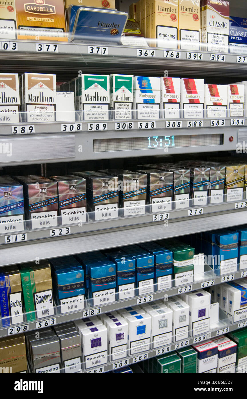 Zigaretten Zigarette Verkauf Shop Display Fag Zigaretten Tabak Ecke Paket Gesundheit Warnung, dass öffentliche Krebs in Verbindung stehenden Todesfälle Tod s Steuer Stockfoto