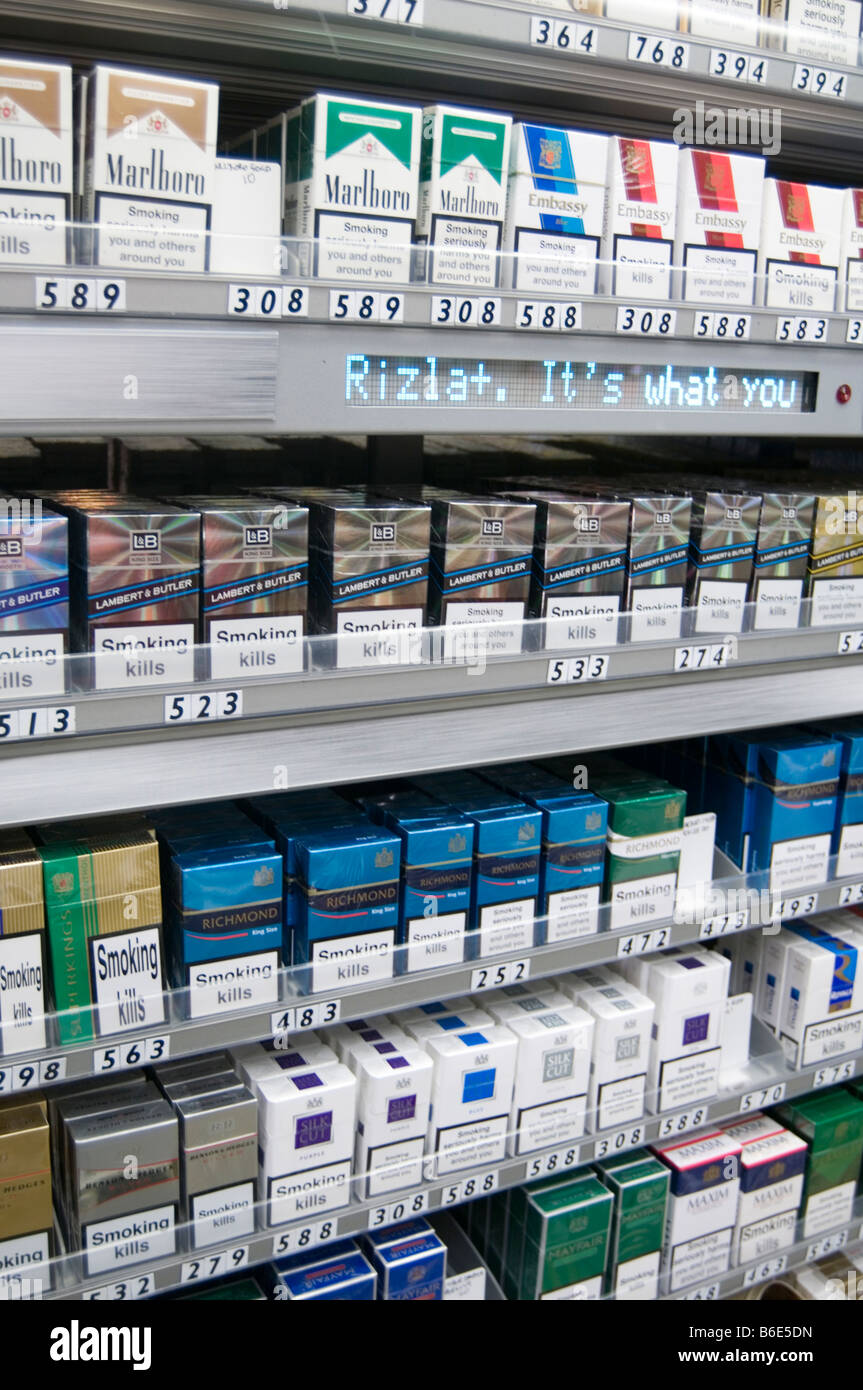 Zigaretten Zigarette Verkauf Shop Display Fag Zigaretten Tabak Ecke Paket Gesundheit Warnung, dass öffentliche Krebs in Verbindung stehenden Todesfälle Tod s Steuer Stockfoto