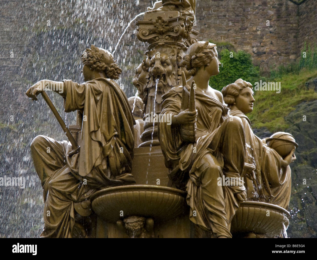 Ross-Brunnen in Princes street Gärten Edinburgh vor dem Hintergrund der Wände des Edinburgh castle Stockfoto