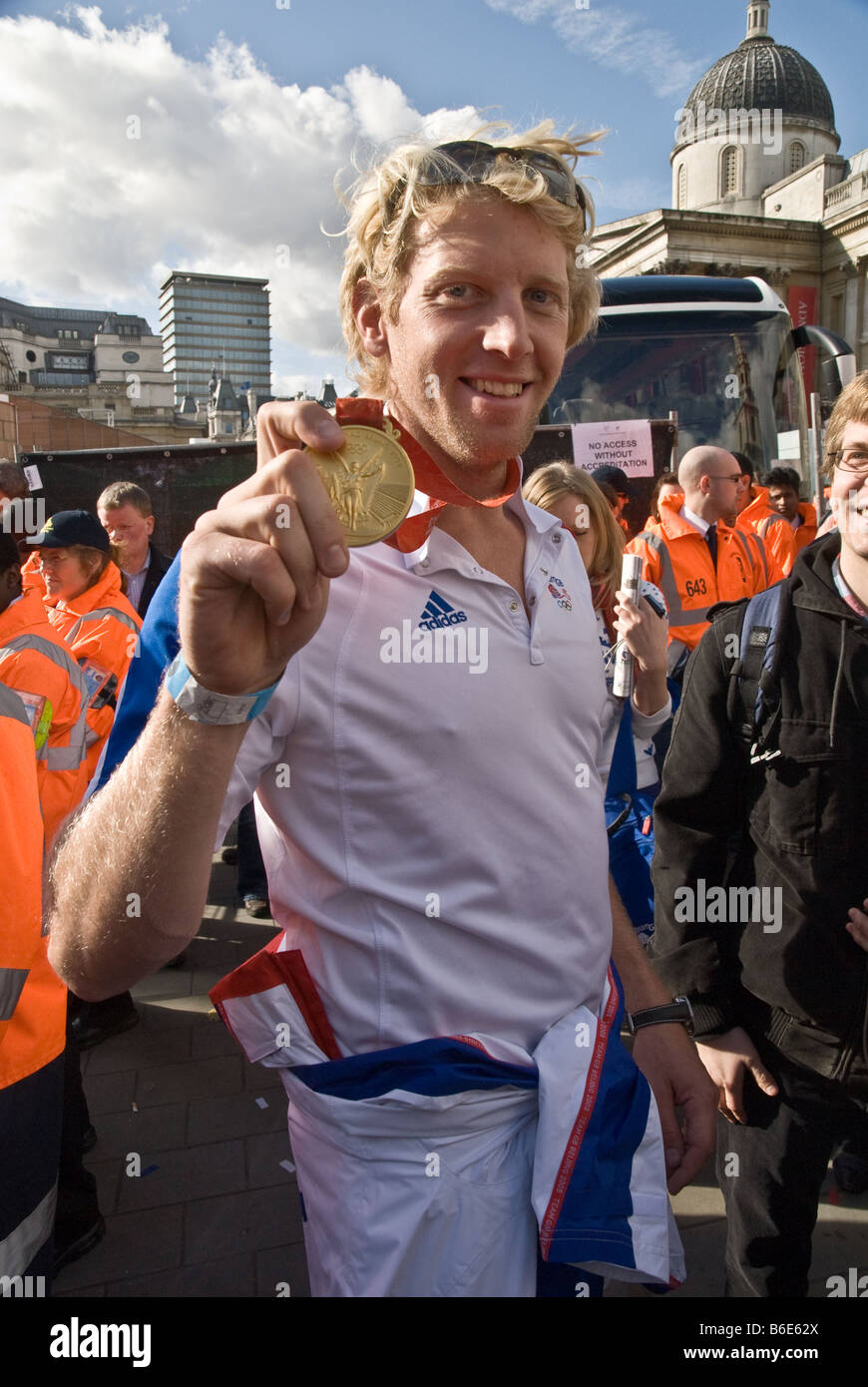 BRITISCHER LEICHTATHLET HÄLT GOLDMEDAILLE WÄHREND DER FEIER AUF DEM TRAFALGAR SQUARE NACH DER OLYMPISCHEN SPIELE IN PEKING Stockfoto