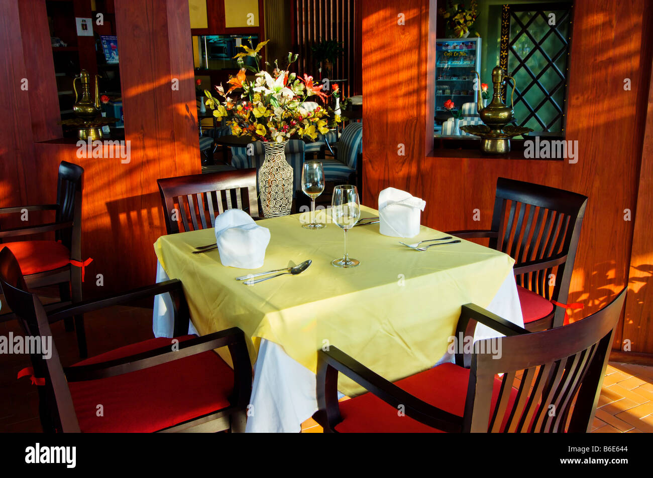 Innere des Cafe Le Mar am Jomtien Beach, feine Esstisch Set, Thailand Stockfoto