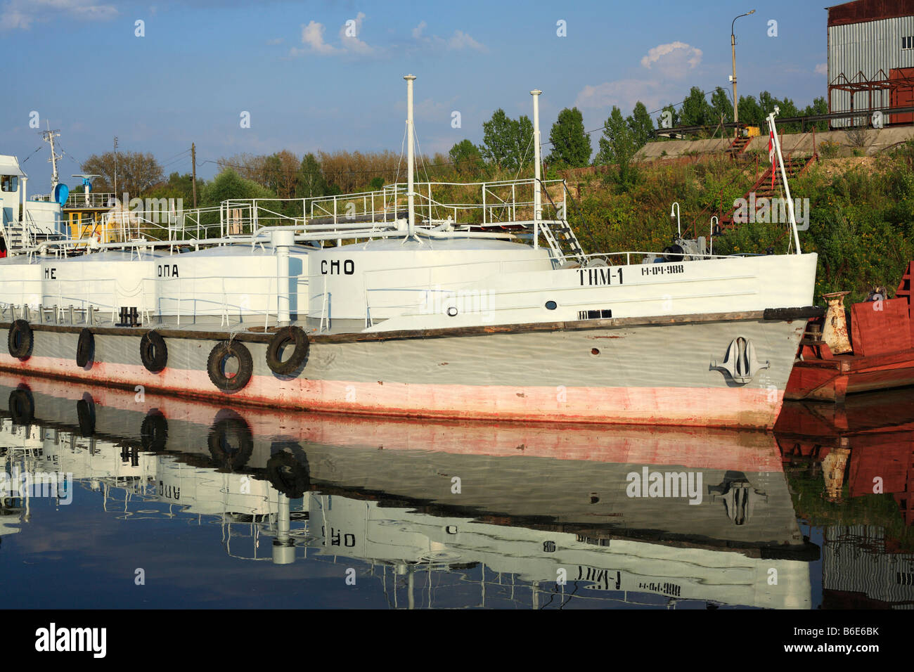 Altes Schiff, Schiff, Boot am Fluss Oka, Reflexion, Sommer, Oblast Rjasan, Russland Stockfoto