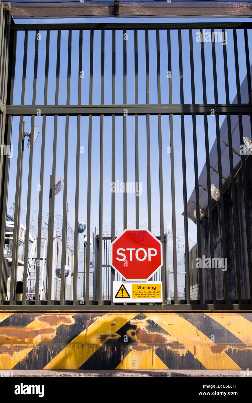 Road-Blocker an Gefängnis Eingangstor Stockfoto