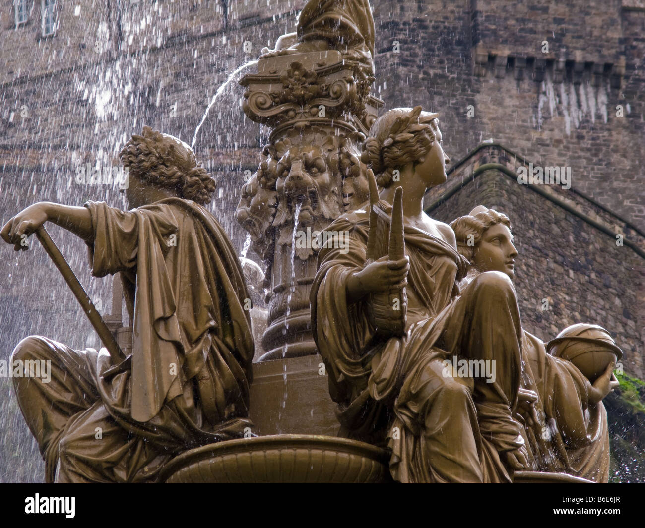 Ross-Brunnen in Princes street Gärten Edinburgh Schottland vor dem Hintergrund der Wände des Edinburgh castle Stockfoto