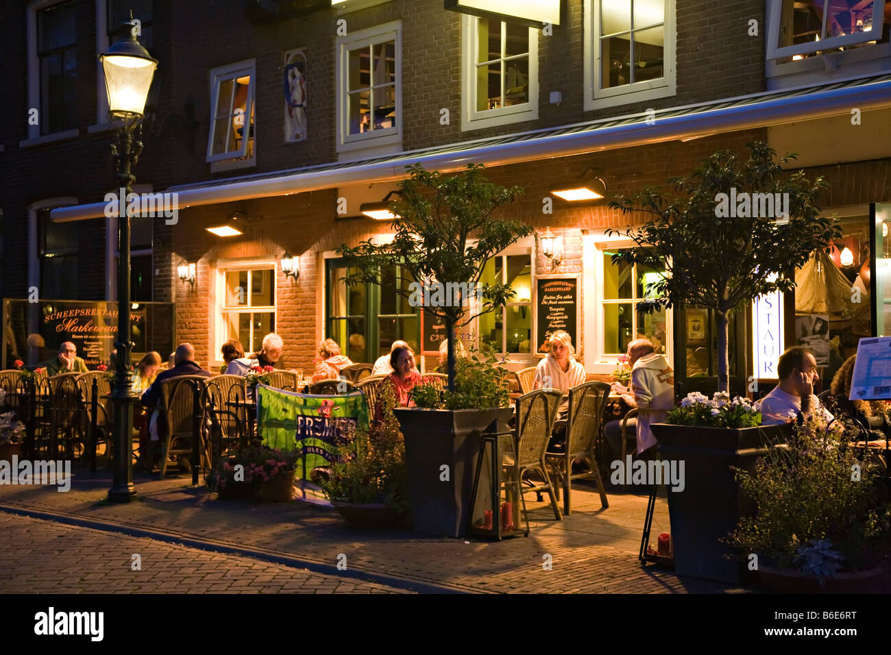 Leute sitzen im Restaurant Gartentische Enkhuizen Niederlande Stockfoto