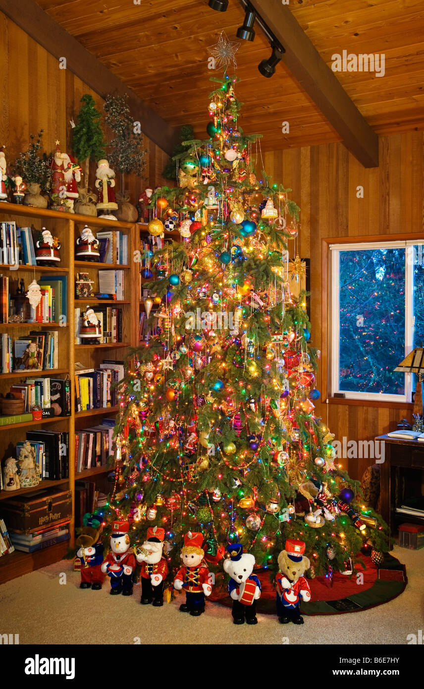 Weihnachtsbaum im Familienzimmer der oberen Mittelklasse-Amerikaner zu Hause stark verziert Stockfoto