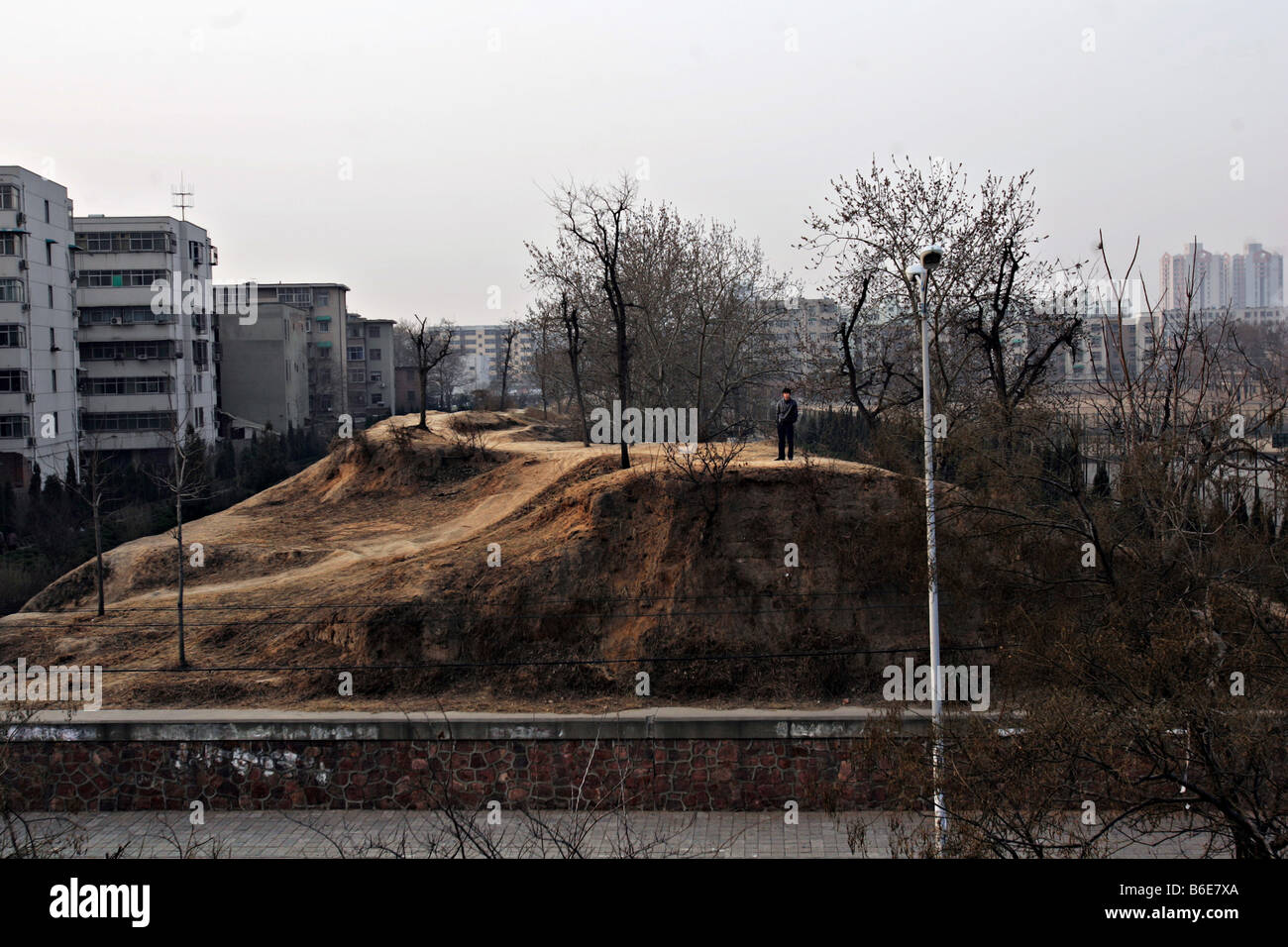 Ein Mann steht auf einer Mauer, die Teil der Shang-Dynastie-Ruinen in der Provinz Henan Zhengzhou China ist Stockfoto Ein Mann steht auf einer Mauer, die Teil der Shang-Dynastie-Ruinen in der Provinz Henan Zhengzhou China ist Stockfoto