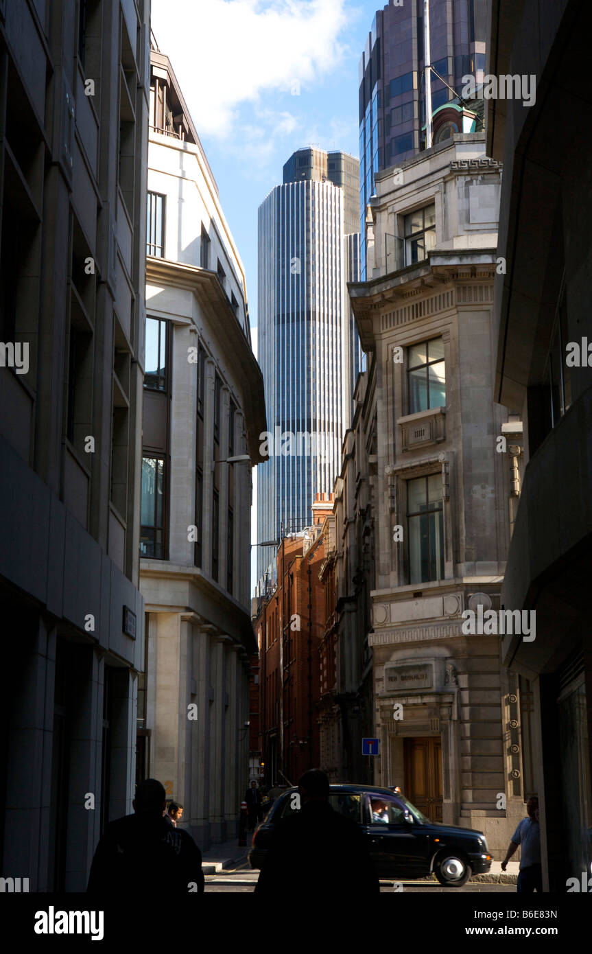 Straße mit Tower 42 in der Ferne im Bankenviertel Stadt London s Stockfoto