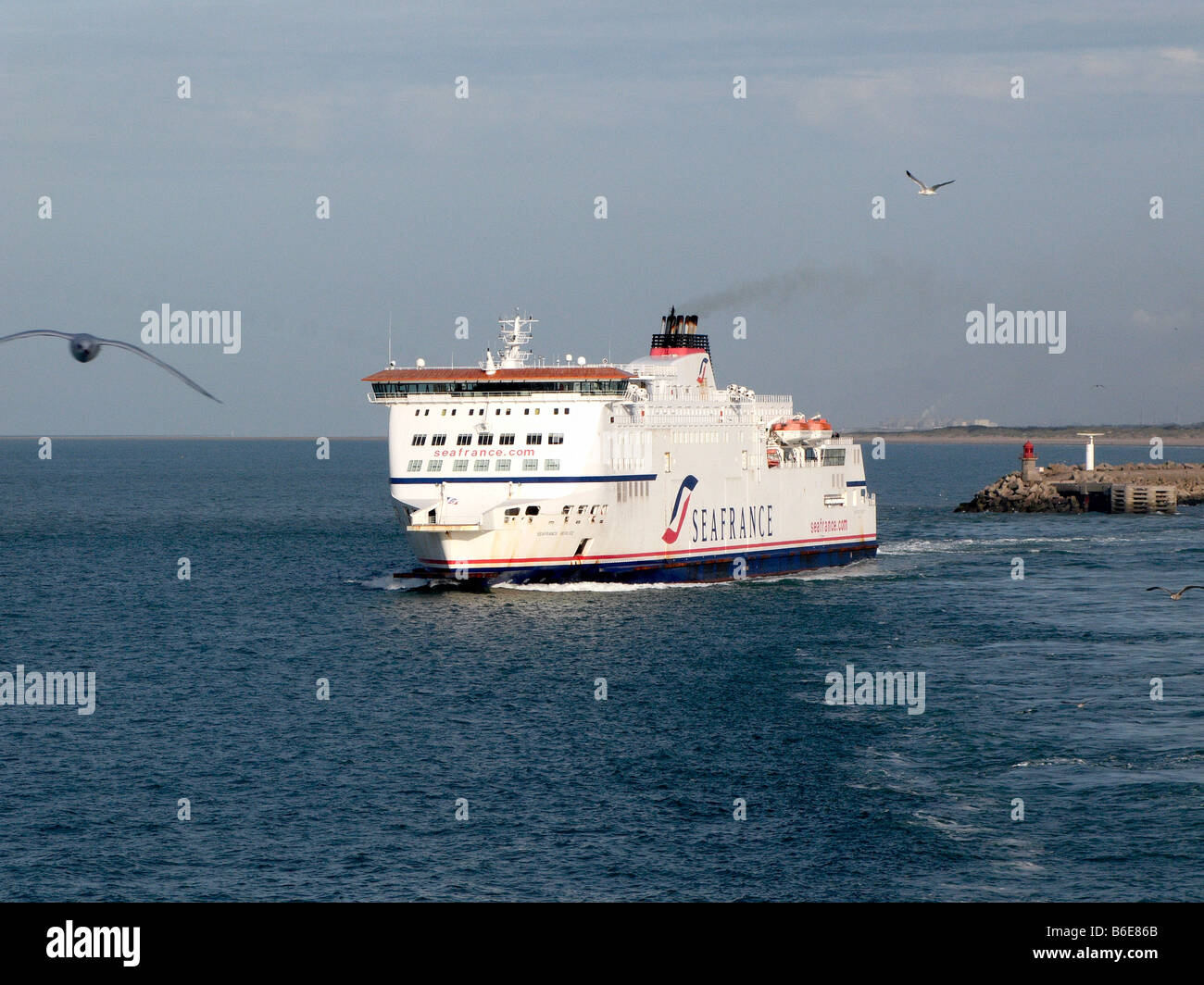 FÄHRE CALAIS HAFEN FRANKREICH VERLASSEN Stockfoto