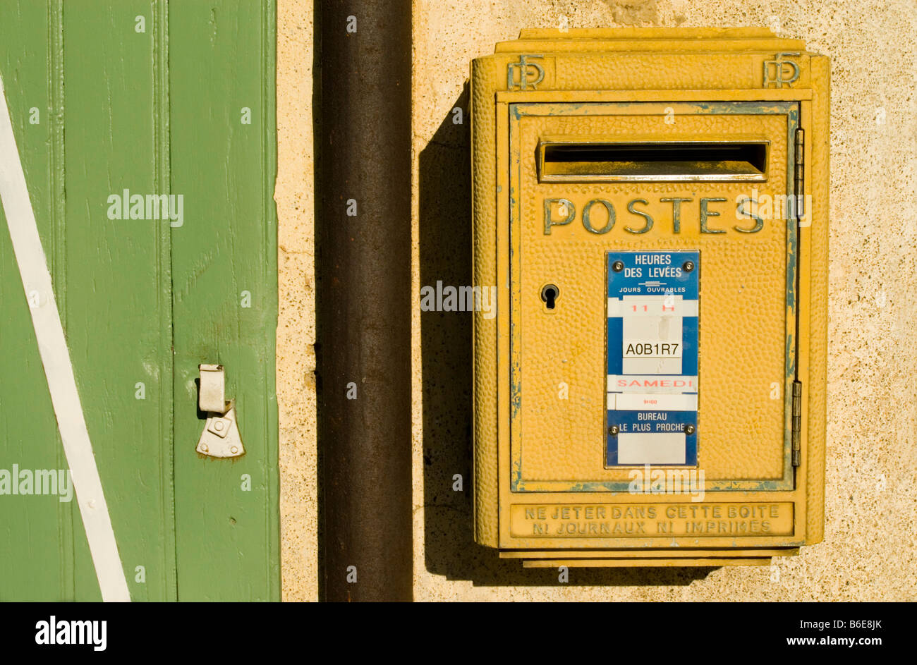 Briefkasten an der Wand in das Dorf von Lagrasse, Südfrankreich Stockfoto