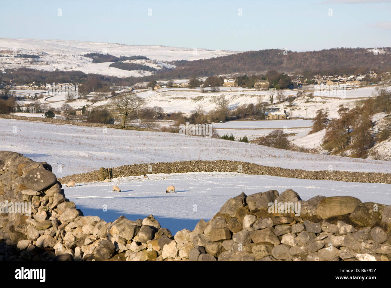 Wharfedale Trockensteinmauern winter Schnee Yorkshire Dales national park England uk gb Stockfoto