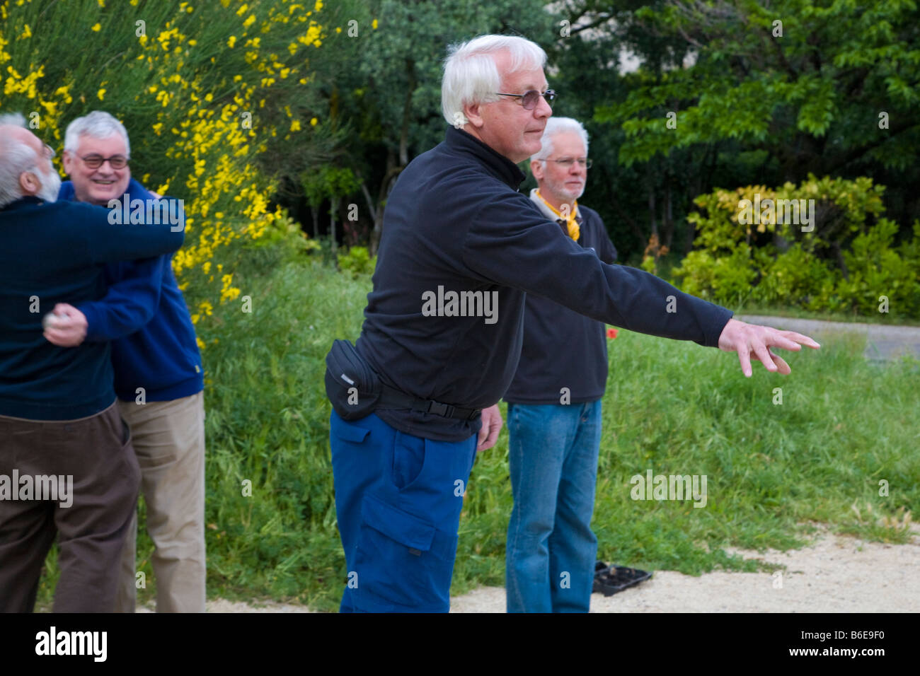 Eine Feier beim spielen Boule, Nyons, Languedoc-Roussillon, Frankreich Stockfoto