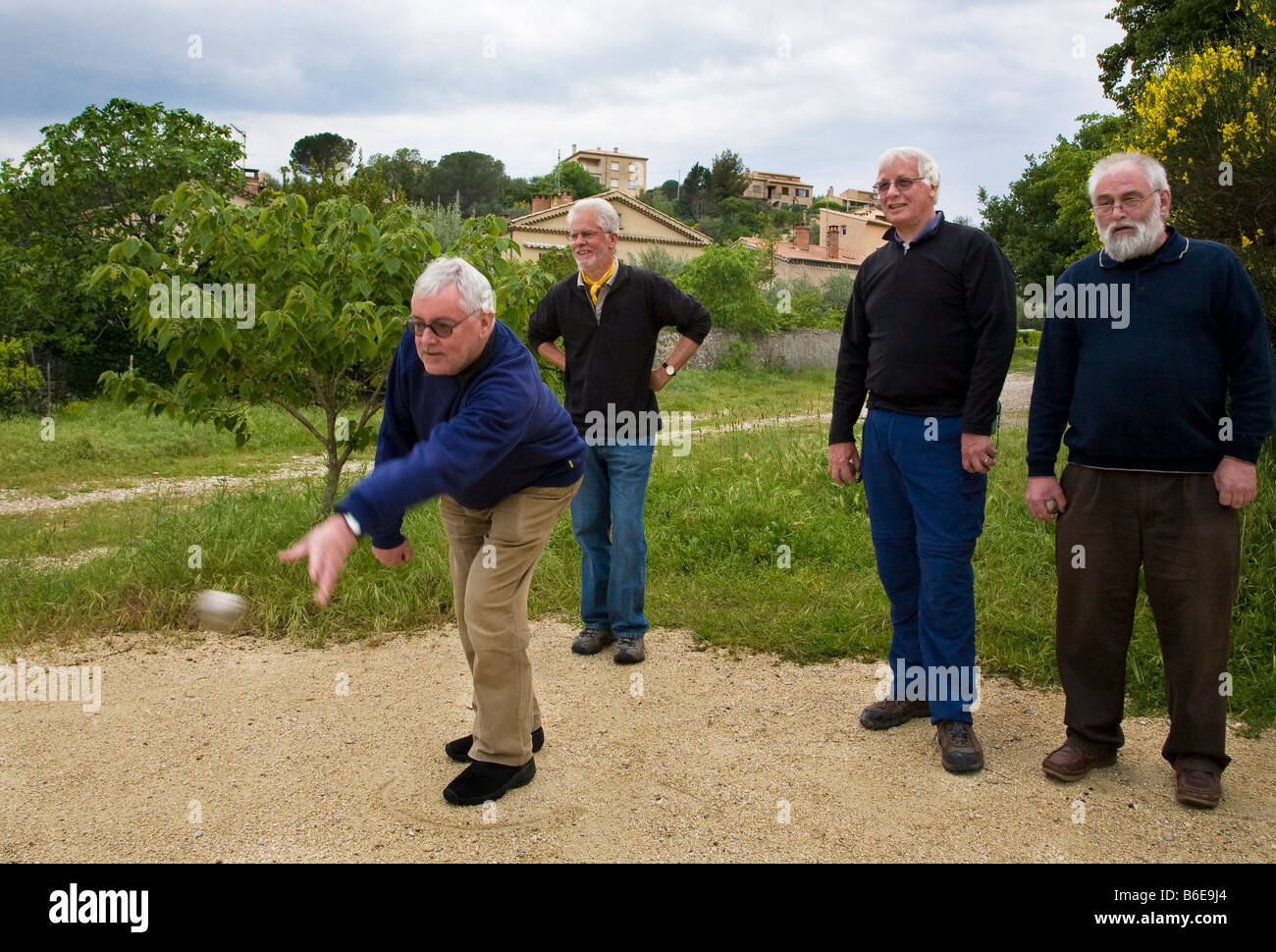 Führen Sie mit einem Wurf, spielen Boule, Nyons, Languedoc-Roussillon, Frankreich Stockfoto