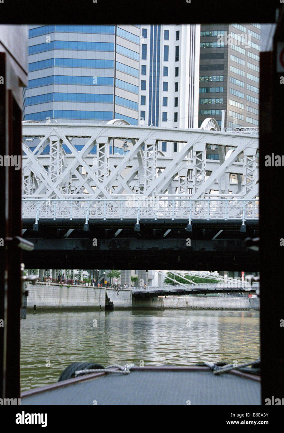 Anderson Bridge von Touristenboot, Singapore River, Singapur Stockfoto