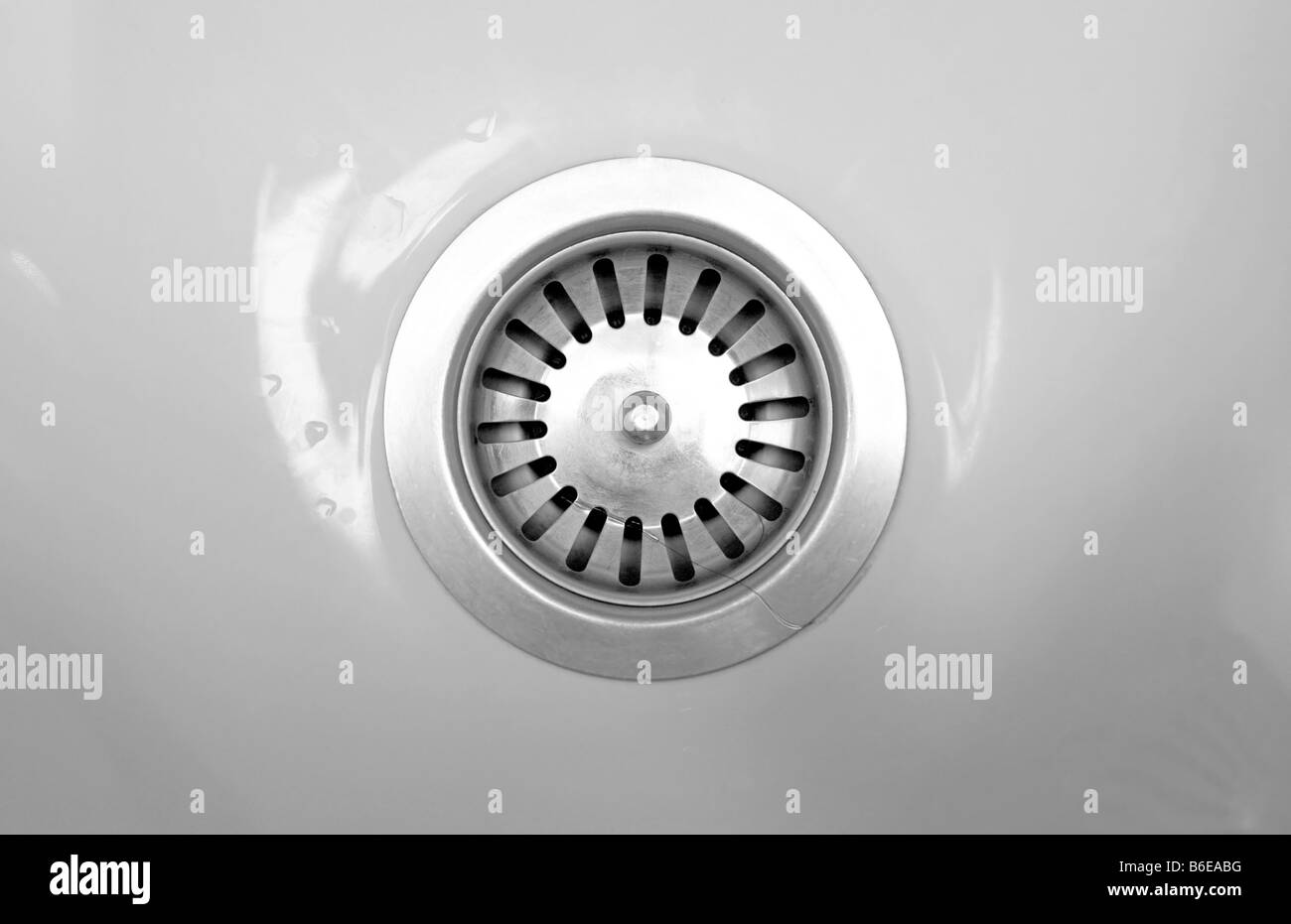 Frische und saubere weiße Spüle und Silber Wasserfilter Stockfoto