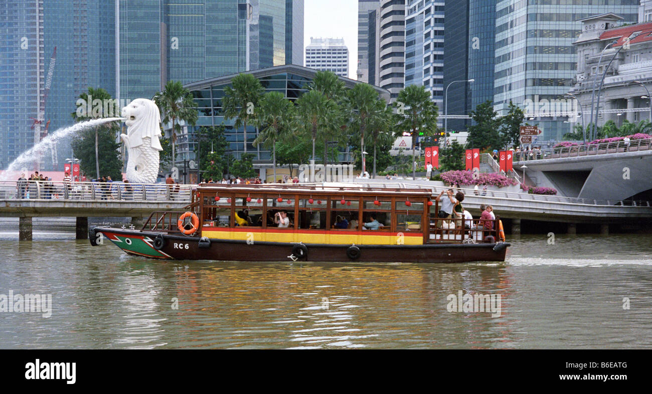 Merlion und Ausflugsschiff, Marina Bay, Singapur Stockfoto