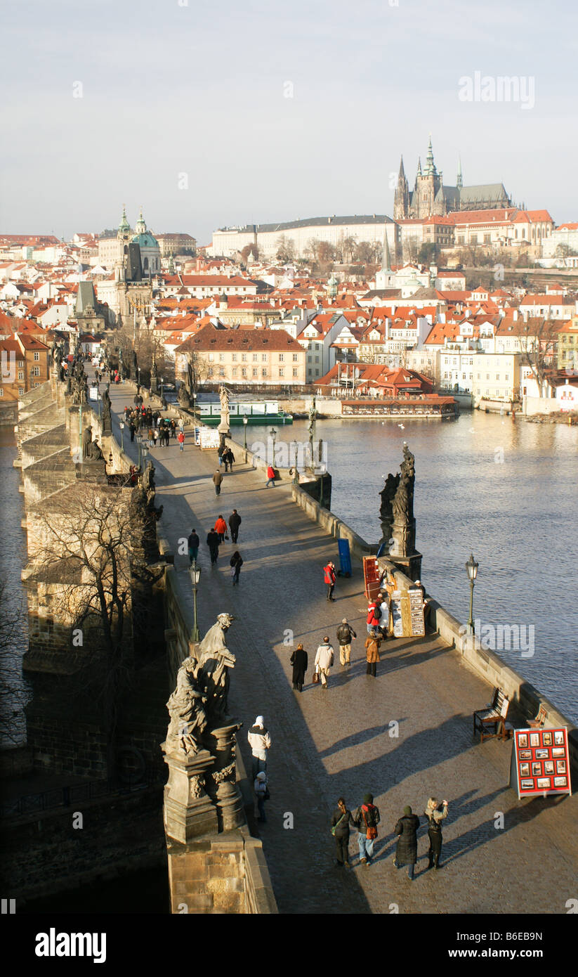 Karlsbrücke, st.-Veits-Dom auf dem Hintergrund. Prag, Tschechische Republik Stockfoto