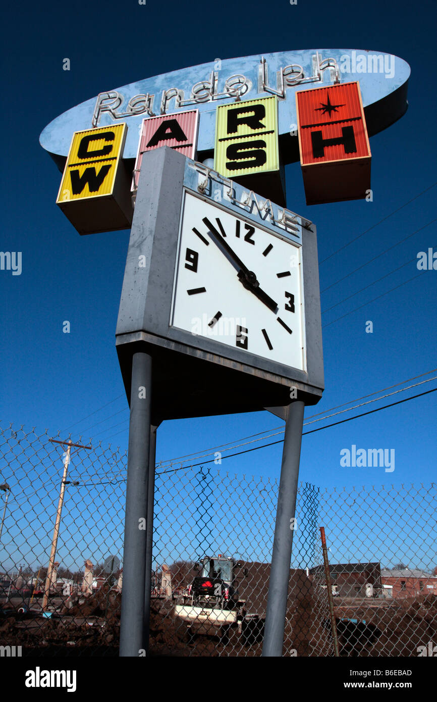 Retro Vintage Carwash Leuchtreklame mit Zifferblatt Uhr rotieren. Stockfoto