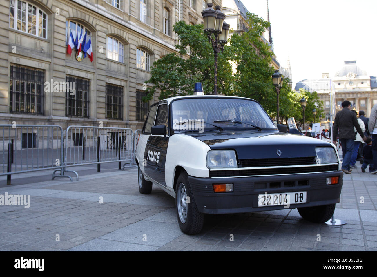 Französischen Renault 5 Polizei Oldtimer. Historisches Fahrzeug-Sammlung auf dem Display durch das Hôtel de Ville Paris. Stockfoto