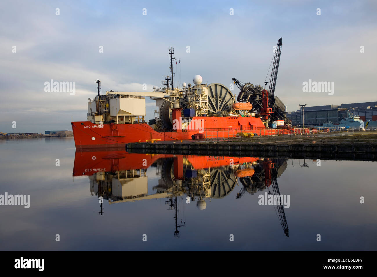 Abstract Reflections, Cable & Pipelayers, Pipelay Vessel CSO Apache, ein Rohrverlegungsschiff, das im Hafen von Edinburgh in Leith, Schottland, reflektiert wird Stockfoto