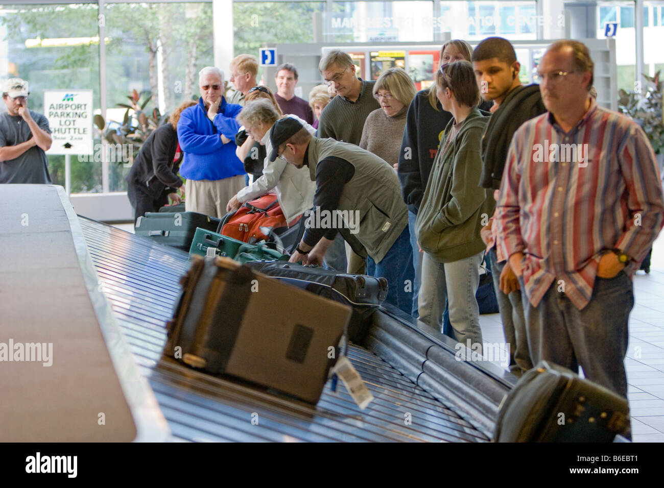 Passagiere warten, bis ihr Gepäck ankommen Manchester Airport in Manchaser New Hampshire USA 4. Oktober 2008 Stockfoto