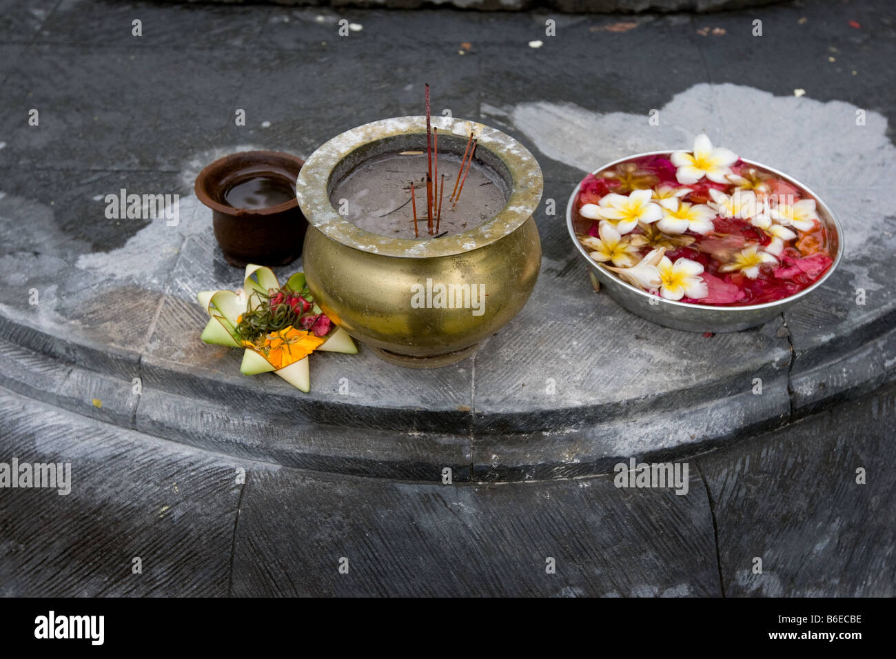 Opfergabe an die Götter Bali Indonesien Stockfoto