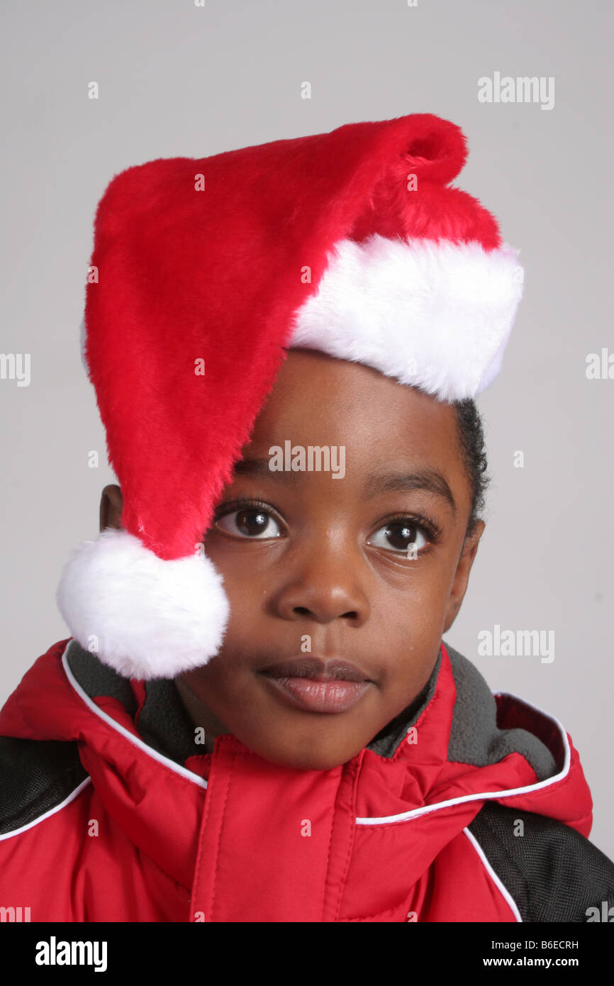 Kleiner Junge in einer Klausel Weihnachtsmütze Stockfoto