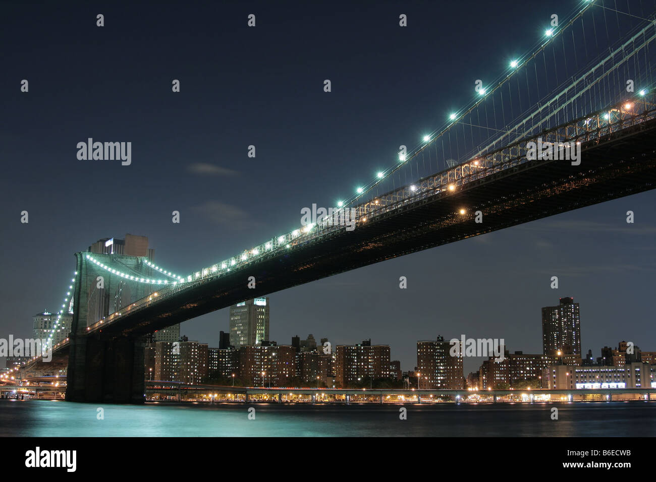 Brooklyn Bridge und Manhattan Skyline At Night, NYC Stockfoto