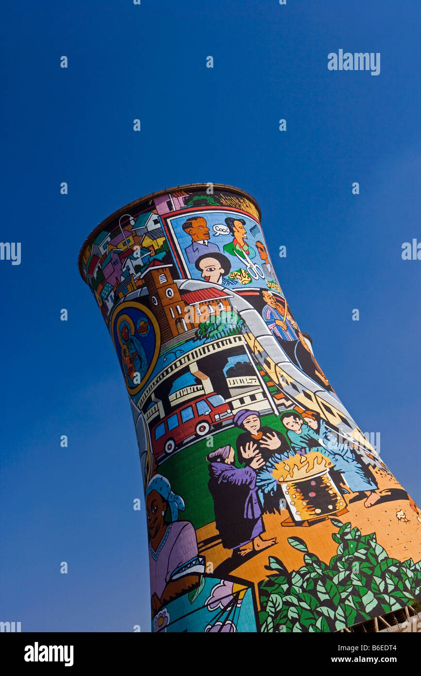 Südafrika, Johannesburg, bemalten Türme, die früher als Wasserkühlung für Kraftwerk eingesetzt Stockfoto