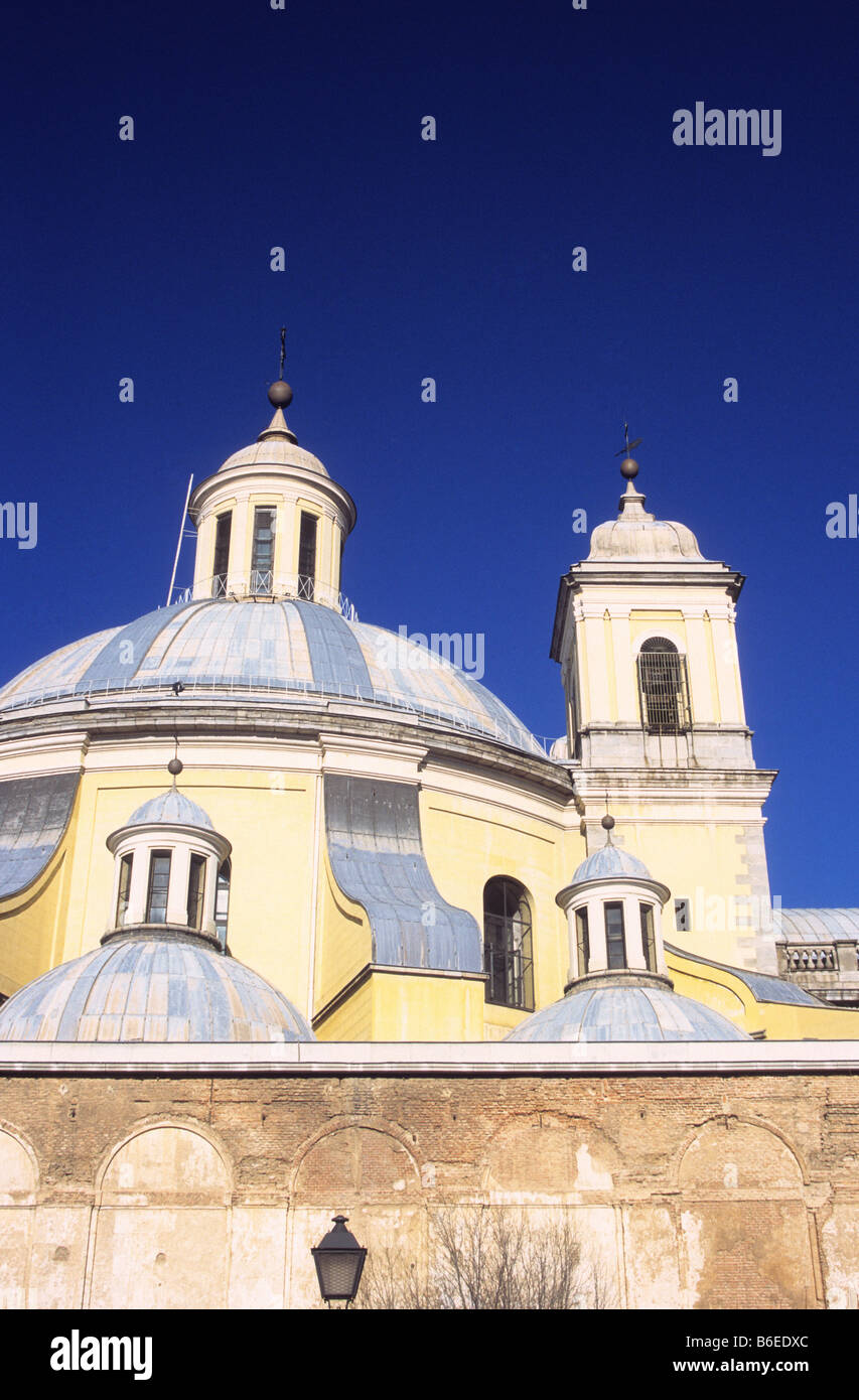 Detail der Kuppeln und des Turms der Königlichen Basilika des Heiligen Franz I. I./Real Basílica de San Francisco el Grande, Madrid, Spanien Stockfoto