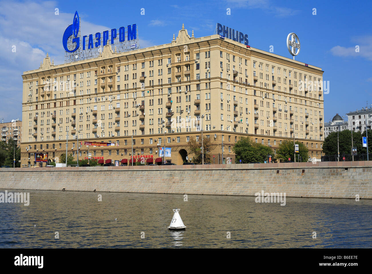 Haus mit Werbung von "Gazprom", Blick vom Fluss Moskwa, Moskau, Russland Stockfoto