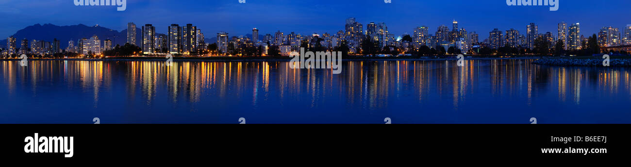 Breites Panorama von West End Vancouver Skyline in der Dämmerung spiegelt sich in der English Bay Stockfoto