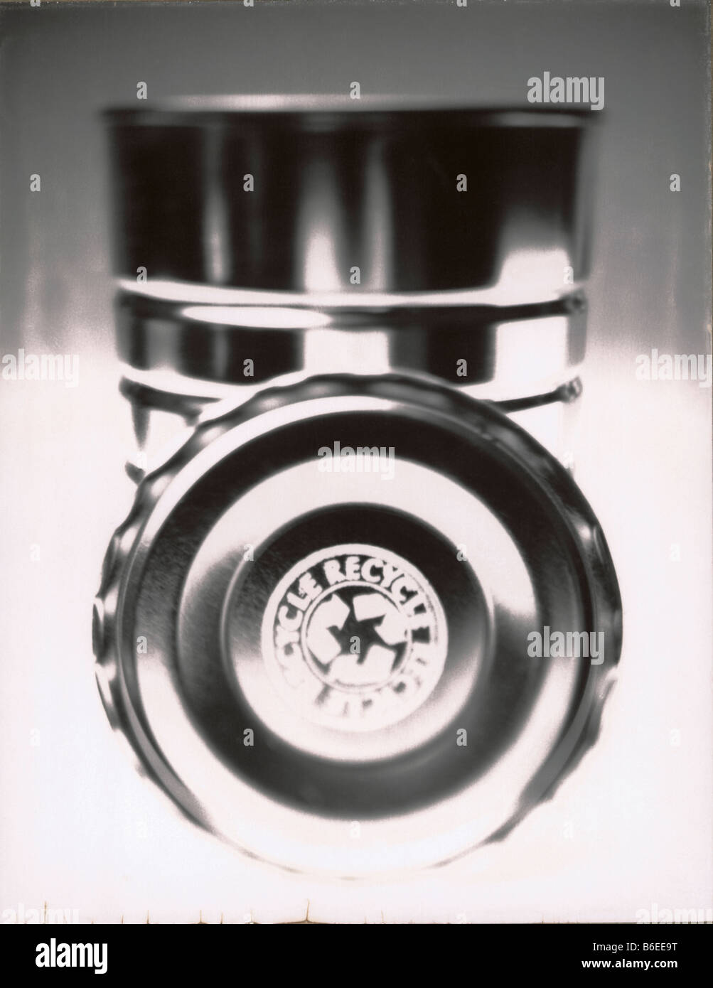 Recycling Von Aluminium Kann Schwarz Weiss Polaroid C Mak Stockfotografie Alamy