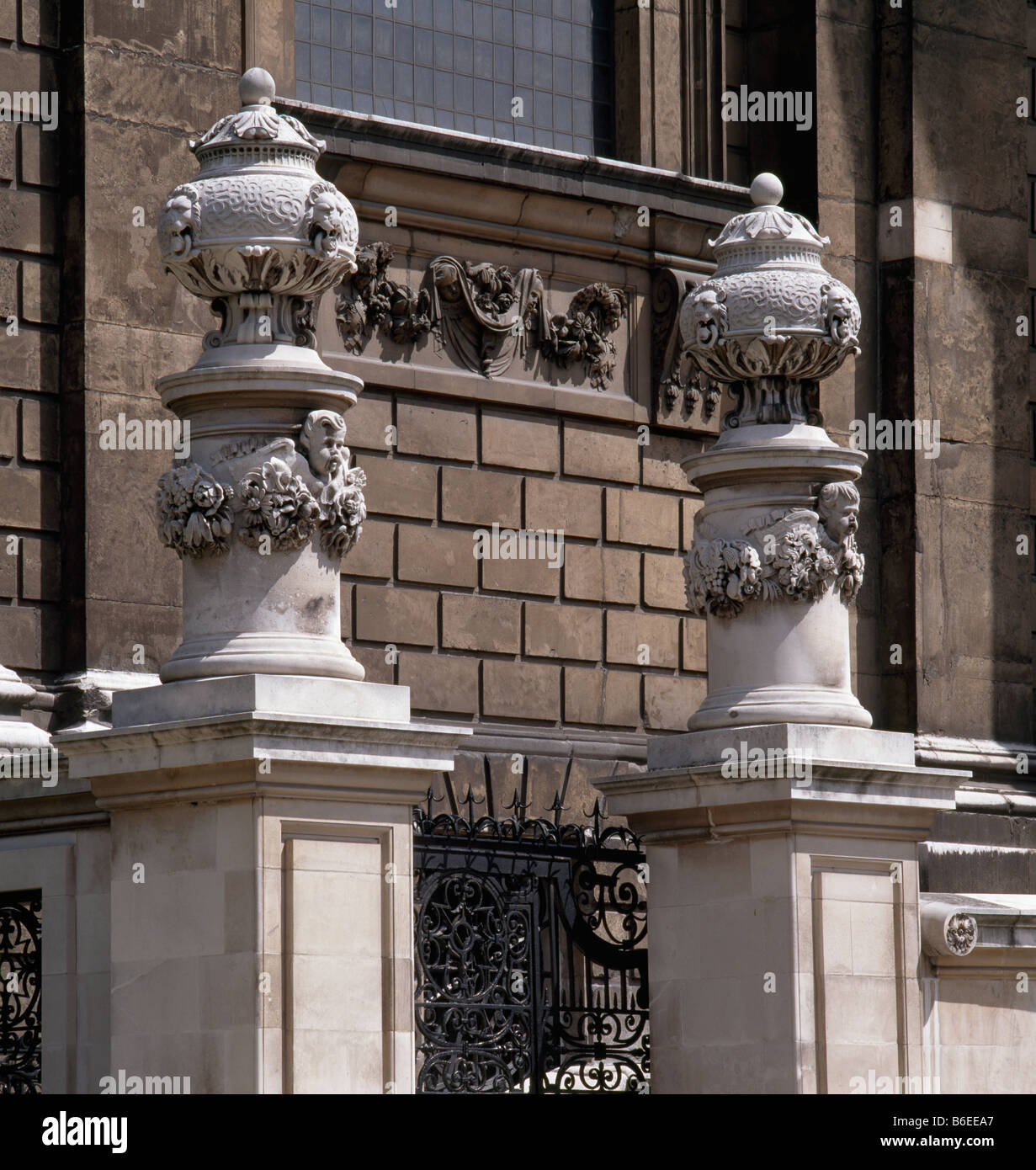 Saint-Paul Kathedrale Urnen & Putten auf North Front Stockfoto