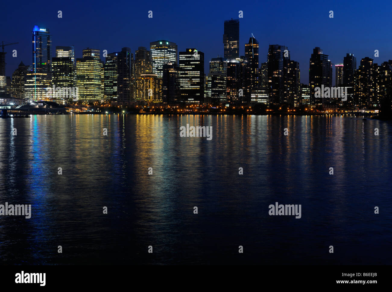 Vancouver Skyline Stadtbild in der Dämmerung spiegelt sich im Burrard Inlet vom Stanley Park Stockfoto
