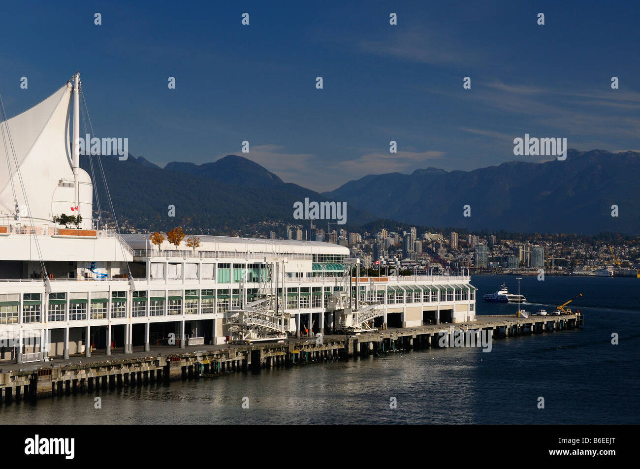 Canada Place Pier und Segel am Burrard Inlet mit North Vancouver Küstengebirge und Seabus shuttle-British Columbia-Kanada Stockfoto