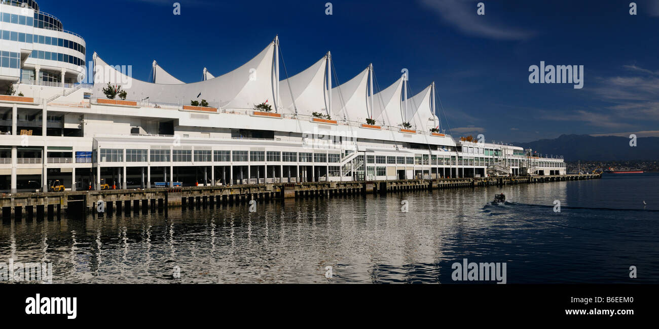 Panorama vom Canada Place Pier und Segel mit North Vancouver Küstengebirge und Frachtschiff Stockfoto