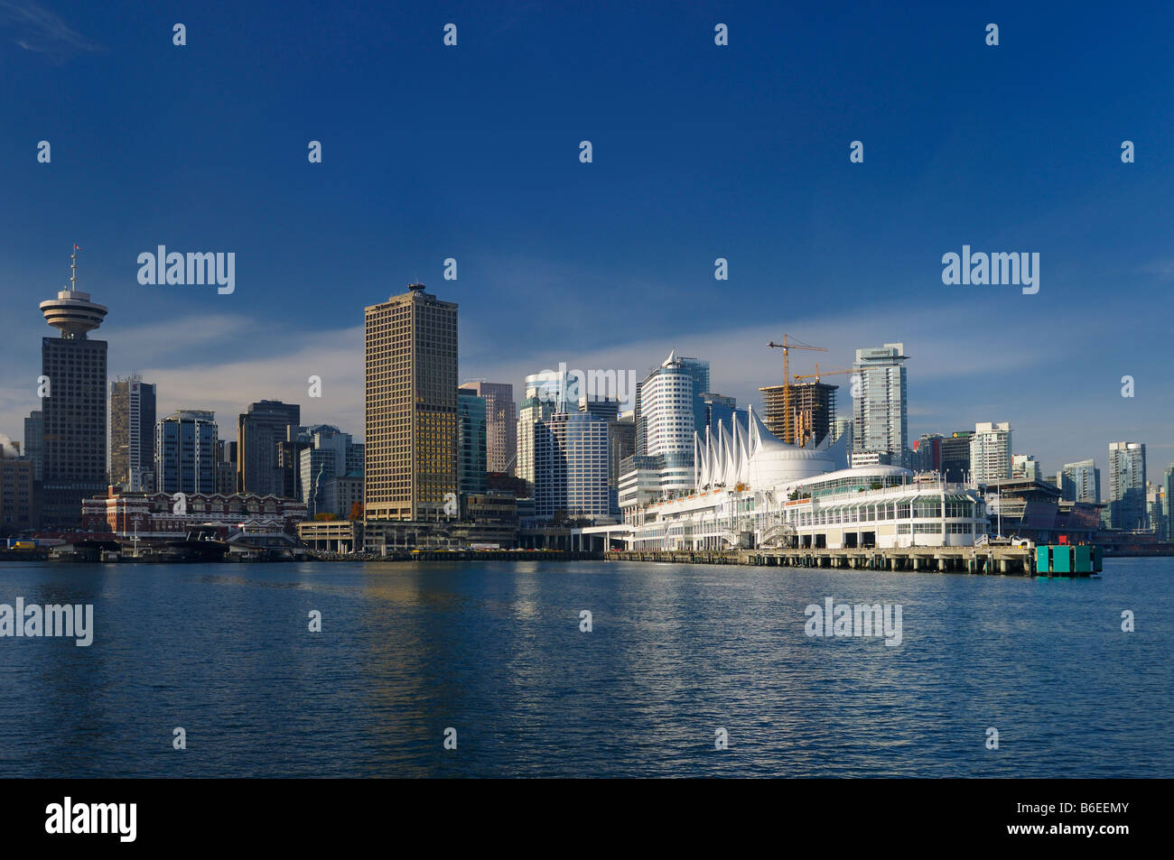 Canada Place und Vancouver Waterfront Harbour Centre und Seabus terminal von Fähre Burrard Inlet Stockfoto