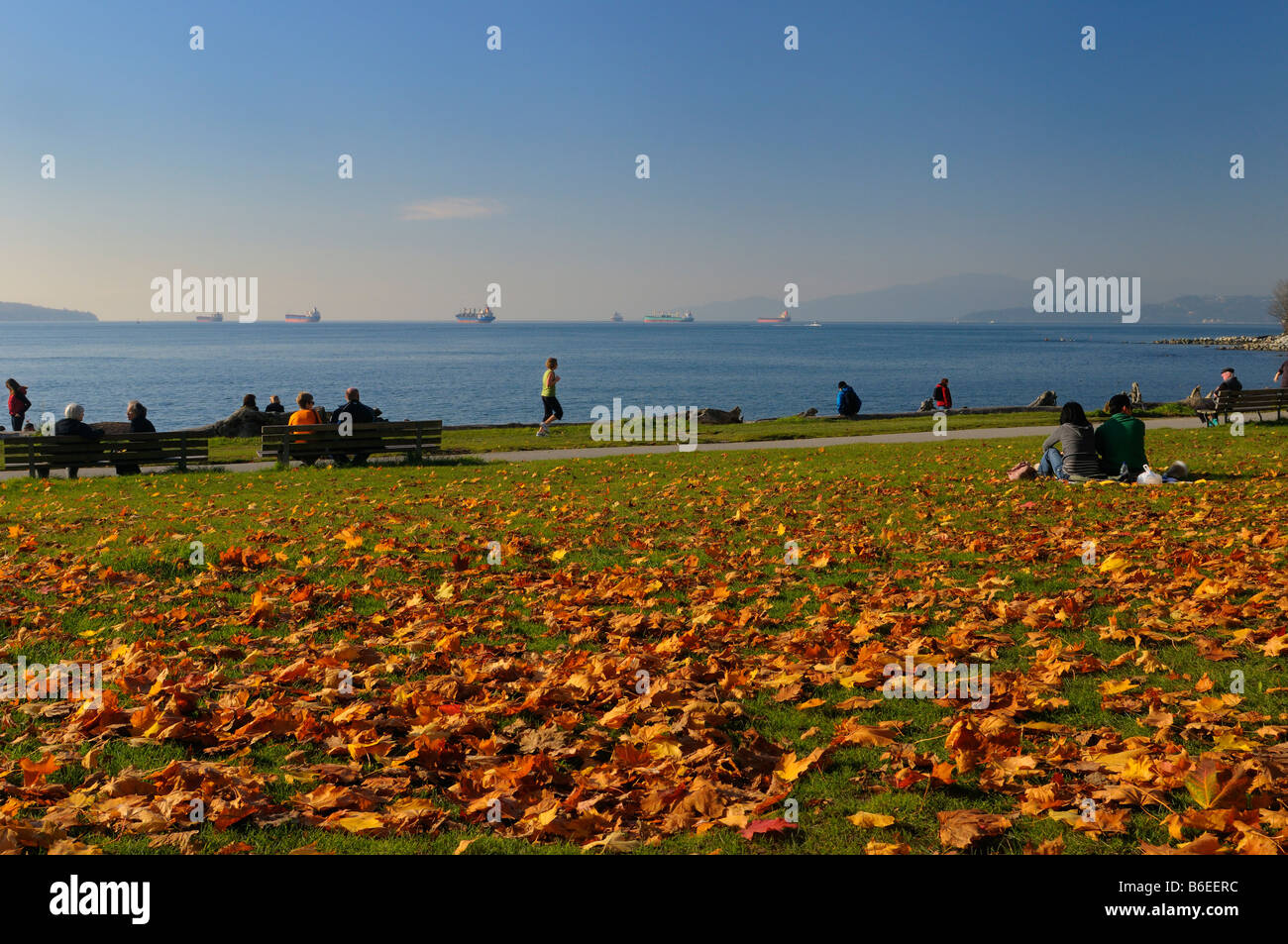 Erholung und Picknicks am English Bay Strand Ufermauer Trail im Stanley Park Vancouver im Herbst Stockfoto